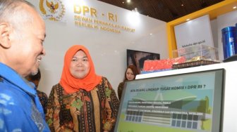 Masyarakat Ramaikan Booth DPR di Pameran Kampung Hukum