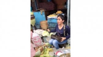 Mendadak Viral, Video Penjual Sayur Cantik di Pasar Ini Mirip Syahrini