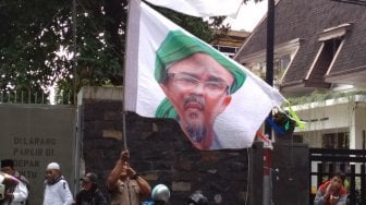 Bekasi Dibanjiri Baliho Habib Rizieq Sampai Ganyang Neo PKI