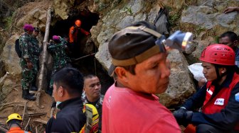 Tim SAR gabungan melakukan upaya evakuasi korban di lokasi pertambangan emas tanpa izin yang ambruk di Desa Bakan, Kabupaten Bolaang Mongondouw, Sulawesi Utara, Kamis (28/2).  [ANTARA FOTO/Adwit B Pramono]