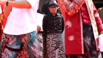 Menteri Ketenagakerjaan (Menaker) Hanif Dhakiri memberikan sambutan dalam acara Hari Sarung Nasional bertajuk "Sarung is My New Denim" di halaman kantor Kementerian Ketenagakerjaan, Jakarta, Jumat (1/3). [Suara.com/Arief Hermawan P]