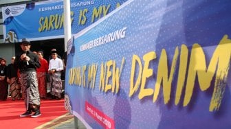 Menteri Ketenagakerjaan (Menaker) Hanif Dhakiri memberikan sambutan dalam acara Hari Sarung Nasional bertajuk "Sarung is My New Denim" di halaman kantor Kementerian Ketenagakerjaan, Jakarta, Jumat (1/3). [Suara.com/Arief Hermawan P]