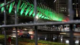 Suasana di Jembatan Penyeberangan Orang (JPO) Gelora Bung Karno (GBK) di Jalan Jendral Sudirman, Jakarta, Jumat (1/3). [Suara.com/Arief Hermawan P]