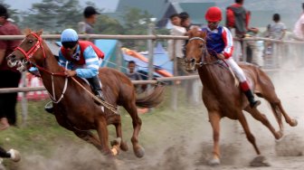 Para joki mamacu kuda pada lomba pacuan kuda tradisional memperingati hari jadi ke 442 Kota Takengon di lapangan HM Hasan Gayo, Blang Bebangka, Aceh Tengah, Aceh, Sabtu (2/3). ANTARA FOTO/Irwansyah Putra