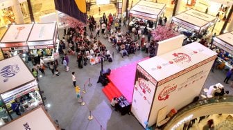 Calon konsumen mencari informasi pemesanan tiket di salah satu stan pada Japan Travel Fair di Mall Kota Kasablanka, Sabtu (2/3). [Suara.com/Arief Hermawan P]