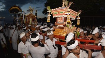 Umat Hindu membawa benda-benda sakral saat melaksanakan ritual Melasti rangkaian pelaksanaan Karya Agung Panca Wali Krama di Pantai Watu Klotok, Klungkung, Bali, Sabtu (2/3). [ANTARA FOTO/Fikri Yusuf]