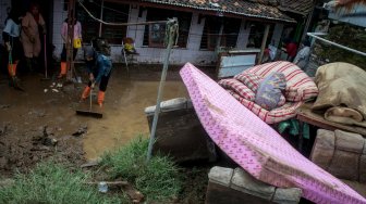 Warga bersama relawan membersihkan lumpur akibat banjir bandang aliran sungai Cisangkuy di Pangalengan, Kabupaten Bandung, Jawa Barat, Sabtu (2/3). ANTARA FOTO/Novrian Arbi