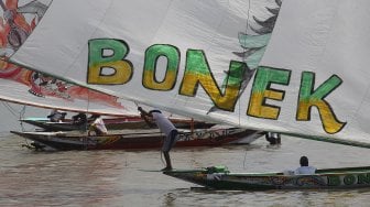 Lomba balap perahu layar tradisional bertajuk "Surabaya Fisherman Sailing Competition (SFSC) 2019" di Pantai Kenjeran, Surabaya, Jawa Timur, Sabtu (2/3). [ANTARA FOTO/Moch Asim]