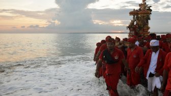 Umat Hindu membawa benda-benda sakral saat melaksanakan ritual Melasti rangkaian pelaksanaan Karya Agung Panca Wali Krama di Pantai Watu Klotok, Klungkung, Bali, Sabtu (2/3). [ANTARA FOTO/Fikri Yusuf]