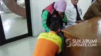 Anak Punk yang Diduga Menistakan Agama Nangis di Kaki Ibunya