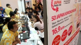 Calon konsumen mencari informasi pemesanan tiket di salah satu stan pada Japan Travel Fair di Mall Kota Kasablanka, Sabtu (2/3). [Suara.com/Arief Hermawan P]