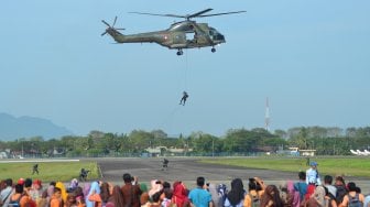 Latihan evakuasi penyelamatan korban pertempuran di pangkalan Lanud Iskandar Muda, Blang Bintang, Aceh Besar, Sabtu (2/3). [ANTARA FOTO/Ampelsa]