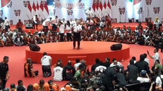 Jokowi Duduk Lesahan Simak Sambutan Ketum Pemuda Pancasila