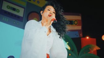 Lirik Lagu Dunia Tipu Tipu - Yura Yunita