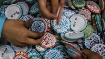 Pengunjung mencari buku di Islamic Book Fair 2019 di JCC, Jakarta, Minggu (3/3). [Suara.com/Muhaimin A Untung]