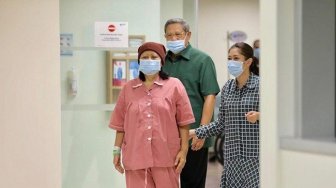 5 Potret Romantis SBY Temani Ani Yudhoyono Jalani Pengobatan