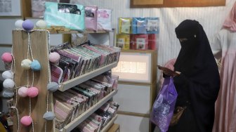 Pengunjung mencari buku di Islamic Book Fair 2019 di JCC, Jakarta, Minggu (3/3). [Suara.com/Muhaimin A Untung]