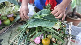 Umat Hindu bersama-sama membuat sajen (Ngayah) di Pura Aditya Jaya, Jakarta, Senin (4/3). [Suara.com/Muhaimin A Untung]