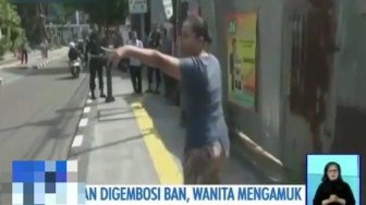 Warganet Geram, Ibu Ini Ngamuk dan Pukuli Mobil Petugas Saat Ditindak