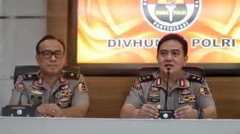 Kadiv Humas Polri Irjen Pol Muhammad Iqbal bersama Karo Penmas Div Humas Polri Brigjen Dedi Prasetyo saat memberikan keterangan saat terkait penangkapan Wasekjen Partai Demokrat, Andi Arief di Kantor Divisi Humas Polri, Jakarta, Senin (4/3). [Suara.com/Muhaimin A Untung]