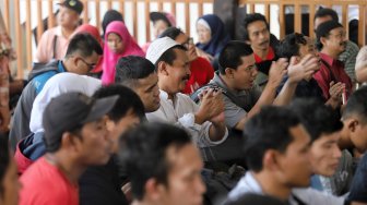 Sejumlah orang yang tergabung dalam Himpunan Disabilitas Netra Indonesia melakukan aksi damai di Kementerian Sosial, Jakarta, Senin (4/3). [Suara.com/Muhaimin A Untung]