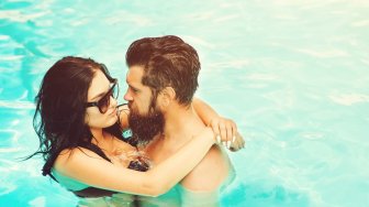 Seks di Kolam Renang Terlihat Menggairahkan Seperti di Film, Tapi Ketahui 3 Bahaya Utamanya