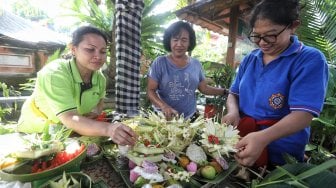 Umat Hindu bersama-sama membuat sajen (Ngayah) di Pura Aditya Jaya, Jakarta, Senin (4/3). [Suara.com/Muhaimin A Untung]