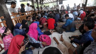 Sejumlah orang yang tergabung dalam Himpunan Disabilitas Netra Indonesia melakukan aksi damai di Kementerian Sosial, Jakarta, Senin (4/3). [Suara.com/Muhaimin A Untung]