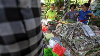 Melihat Tradisi Ngayah Perempuan Hindu Jelang Nyepi