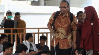 Sejumlah orang yang tergabung dalam Himpunan Disabilitas Netra Indonesia melakukan aksi damai di Kementerian Sosial, Jakarta, Senin (4/3). [Suara.com/Muhaimin A Untung]