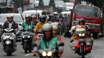 Truk pengangkut batu granit amblas masuk ke dalam lubang saluran air sehingga menutupi sebagian badan jalan di Jalan Pejaten Barat, Pasar Minggu, Jakarta Selatan, Selasa (5/3). [Suara.com/Arief Hermawan P]