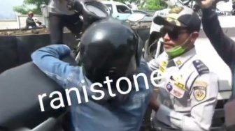 Habis Emak-emak, Gantian Ojek Pangkalan Ngamuk karena Motor Diderek Petugas