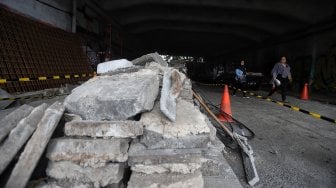 Warga melintas di samping proyek pedestrian Jalan Kendal di bawah Flyover Jalan Sudirman, Dukuh Atas, Jakarta, Selasa (5/3). [Suara.com/Muhaimin A Untung]