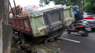 Truk Pengangkut Batu Granit Amblas di Pasar Minggu