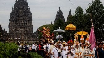 Sejumlah umat Hindu melakukan pradaksina saat prosesi upacara Tawur Agung Kesanga 2019 di Candi Prambanan, Sleman, DI Yogyakarta, Rabu (6/3). [ANTARA FOTO/Andreas Fitri Atmoko]