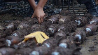 Gali Tanah untuk Pondasi Rumah, Sugit Temukan Belasan Mortir