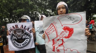 Sejumlah massa Walhi bersama Aliansi Cagar Alam Jawa Barat melakukan aksi di depan gedung Kementerian Lingkungan Hidup dan Kehutatanan, Jakarta, Rabu (6/3). [Suara.com/Muhaimin A Untung]