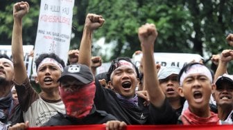 Sejumlah massa Walhi bersama Aliansi Cagar Alam Jawa Barat melakukan aksi di depan gedung Kementerian Lingkungan Hidup dan Kehutatanan, Jakarta, Rabu (6/3). [Suara.com/Muhaimin A Untung]