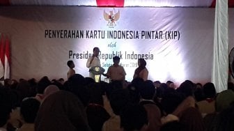 Kaget Dana KIP Mau Digunakan untuk Beli HP, Jokowi: Enggak Boleh!