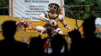 Umat Hindu mengarak Ogoh - ogoh dan sejumlah kesenian lain seperti Ondel - ondel, Barongsai juga Arakan Singa di sepanjang Jalan Cinere Raya, Depok, Jawa Barat, Rabu (6/3). [Suara.com/Arief Hermawan P]