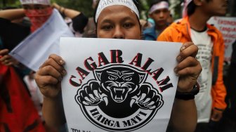 Sejumlah massa Walhi bersama Aliansi Cagar Alam Jawa Barat melakukan aksi di depan gedung Kementerian Lingkungan Hidup dan Kehutatanan, Jakarta, Rabu (6/3). [Suara.com/Muhaimin A Untung]