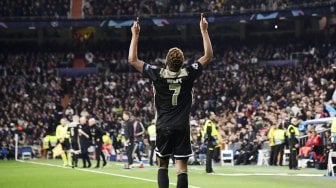 Penyerang Ajax, David Neres, merayakan golnya setelah mencetak gol ke gawang Real Madrid pada pertandingan leg kedua babak 16 besar Liga Champions antara Real Madrid melawan Ajax Amsterdam di Stadion Santiago Bernabeu, Madrid, Spanyol, Rabu (6/3) dini hari WIB. [JAVIER SORIANO / AFP]