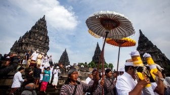 Sejumlah umat Hindu melakukan pradaksina saat prosesi upacara Tawur Agung Kesanga 2019 di Candi Prambanan, Sleman, DI Yogyakarta, Rabu (6/3). [ANTARA FOTO/Andreas Fitri Atmoko]