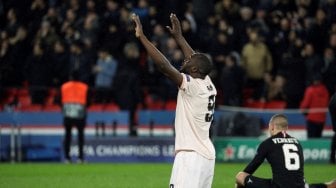 Pemain depan Manchester United Romelu Lukaku bergembira setelah mencetak gol pada laga leg kedua 16 besar Liga Champions di Stadion Parc des Princes, Paris, Perancis, Kamis (7/3) dini hari WIB.
[FRANCK FIFE / AFP]
