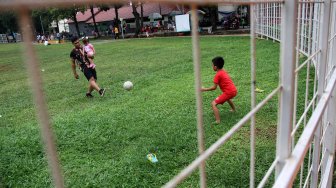 Sejumlah warga beraktivitas di Taman Lapang Jawa, Depok, Jawa Barat, Kamis (7/3). [Suara.com/Arief Hermawan P]