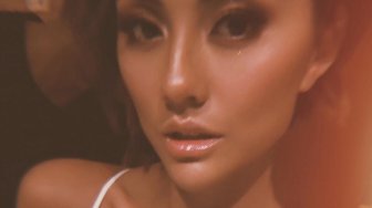 Pakai Celana Atau Tidak Sih? Warganet Tak Paham Gaya Agnez Mo