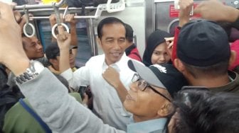 Naik KRL di Jam Pulang Kantor, Jokowi: Mau Bergerak Saja Susah