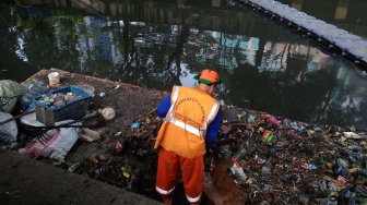 Pasukan Orange Ketiban Pulung Jual Tas dari Hasil Korek-korek Sampah Sungai