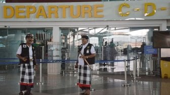 Pecalang atau petugas pengamanan adat Bali memantau situasi saat Hari Raya Nyepi Tahun Saka 1941 di kawasan Terminal Internasional Bandara Internasional I Gusti Ngurah Rai, Bali, Kamis (7/3). [ANTARA FOTO/Fikri Yusuf]