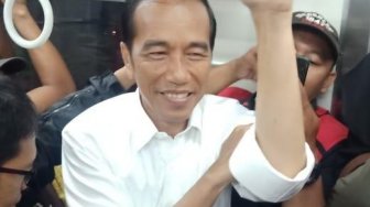 Langsung Pepet! 8 Jeritan Syok Anak Twitter Bertemu Jokowi di KRL